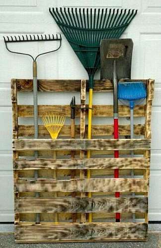 Bricoler avec des palettes et faire un range outils de jardin
