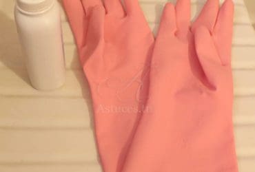 Enfiler des gants de ménage trop petits