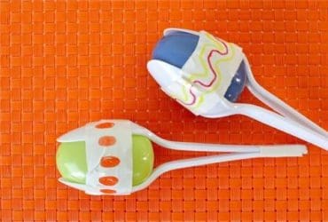 Maracas avec des cuillères en plastique