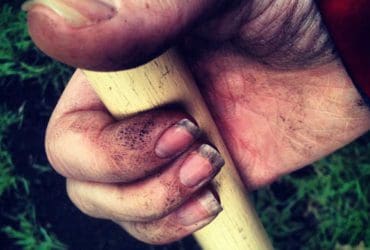 Enlever la terre sous les ongles après avoir jardiné