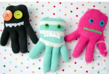 Petits monstres en peluche avec des gants