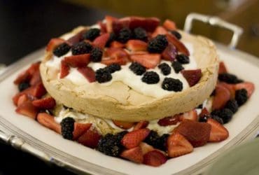 Pavlova aux fraises et mûres