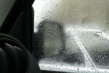 Astuces pour enlever la buée rapidement dans la voiture et éviter sa formation