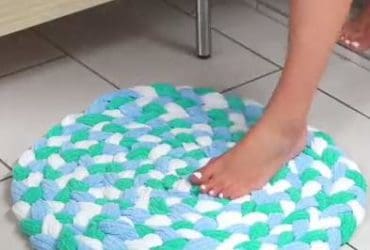 Fabriquer un tapis de salle de bain original avec des serviettes de bain