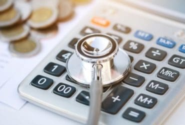 5 astuces pour payer moins cher l'assurance maladie