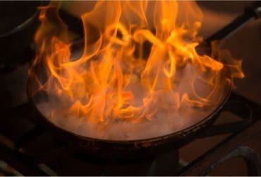 Comment éteindre une poêle qui prend feu ?