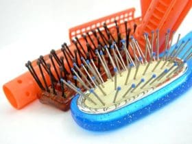 Nettoyer et Désinfecter Brosses à Cheveux et Peignes : Conseils Utiles