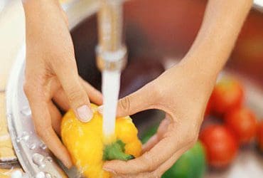 Récupérer l'eau de lavage et de cuisson des légumes