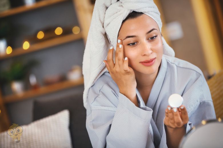 Femme appliquant une crème sur son visage