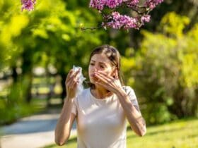 Femme souffrant d'une allergie printanière