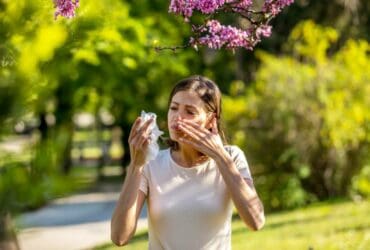 Femme souffrant d'une allergie printanière