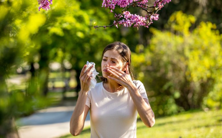 Femme souffrant d'une allergie printanière