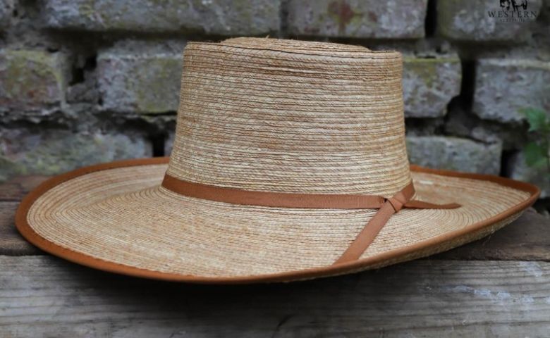 Chapeau avec frange en cuir