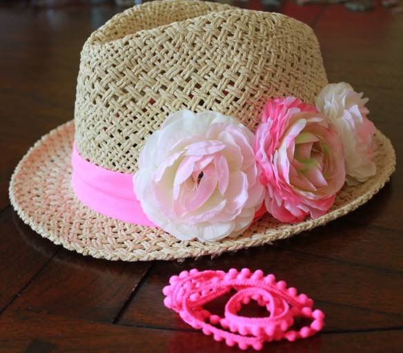 chapeau décoré avec des fleurs