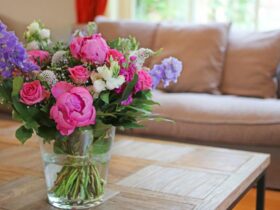 Bouquet de fleurs sur une table basse dans un salon