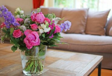 Bouquet de fleurs sur une table basse dans un salon