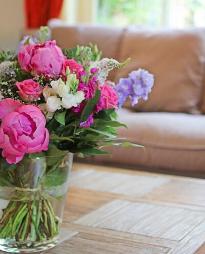 Bouquet de fleurs sur une table basse dans un salon