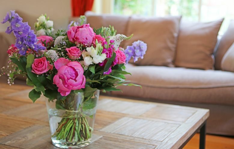 Bouquet de fleurs sur une table basse dans un salon