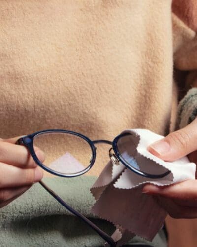 Un homme nettoyant ses lunettes