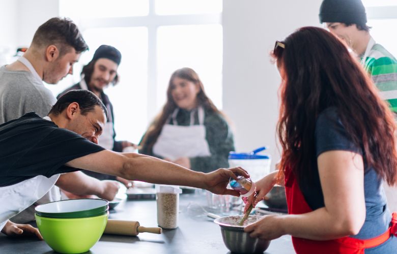 Préparer un gâteau en groupe