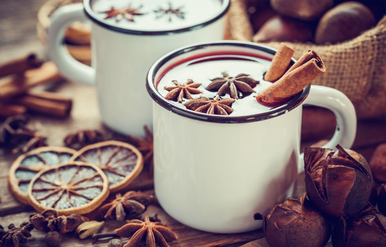 Tasse de vin chaud bien décorée